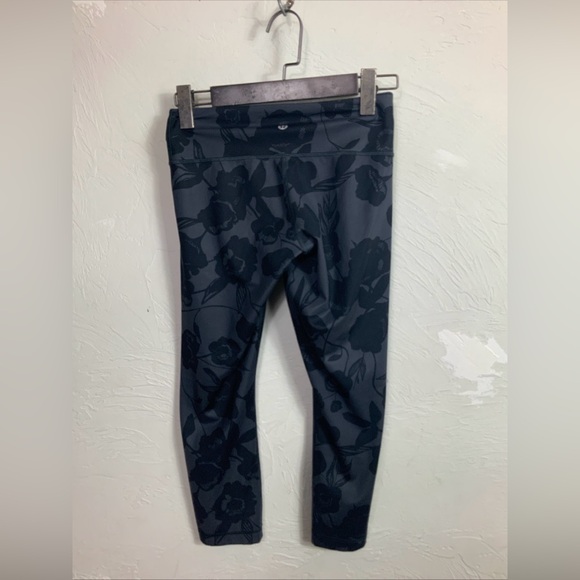 Lululemon Women’s Size 4 Crop Leggings Secret Garden Floral Gray Black Tone-on - Picture 1 of 9